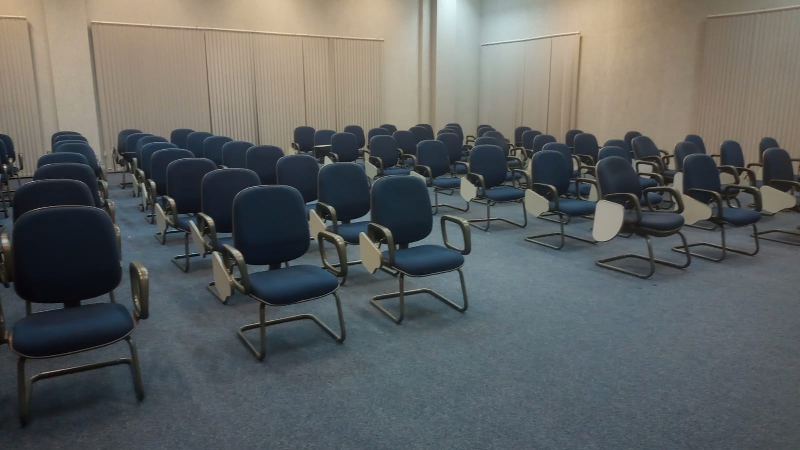 Auditório com cadeiras organizadas e acabamento finalizado