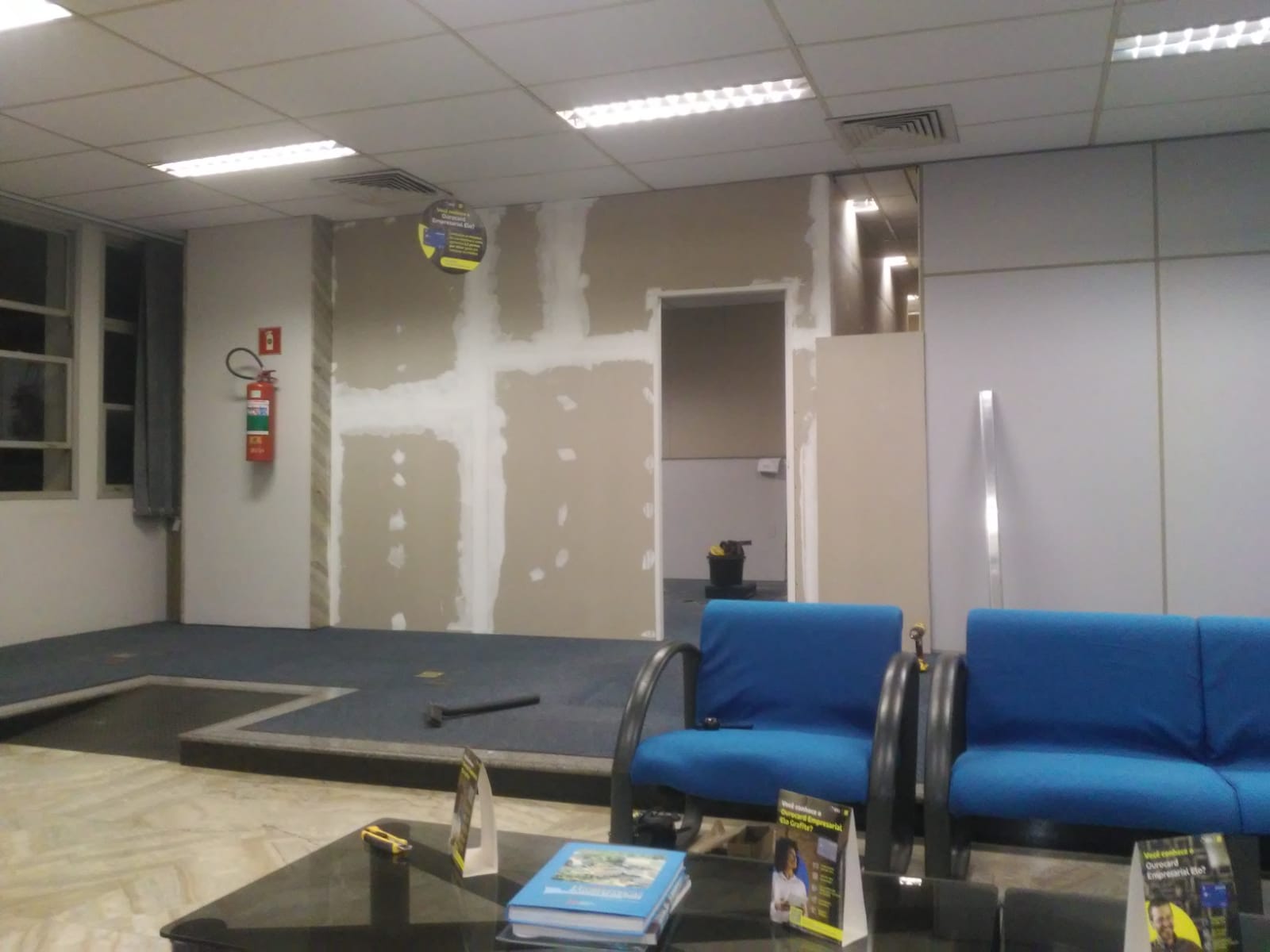 Sala de espera com paredes em drywall sem acabamento