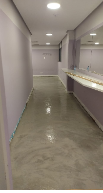 Contrapiso sendo preparado no corredor