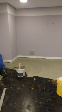 Sala esvaziada com piso antigo removido