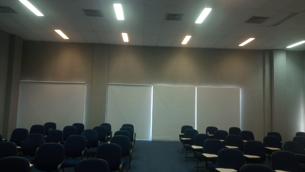 Auditório com nova iluminação e cortinas blackout