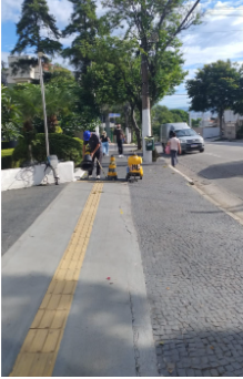Calçada antiga com trincas e desgaste