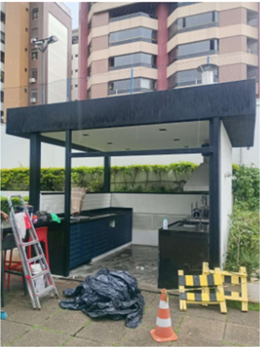 Churrasqueira reformada — nova estrutura, fechamento em vidro e acabamentos internos