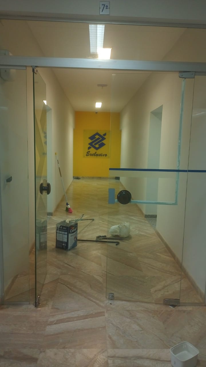 Corredor em obra com pintura em andamento