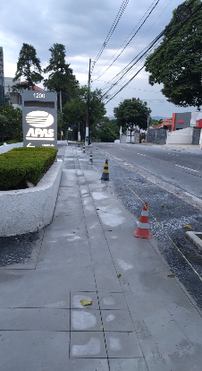 Calçada nova em execução de acabamento