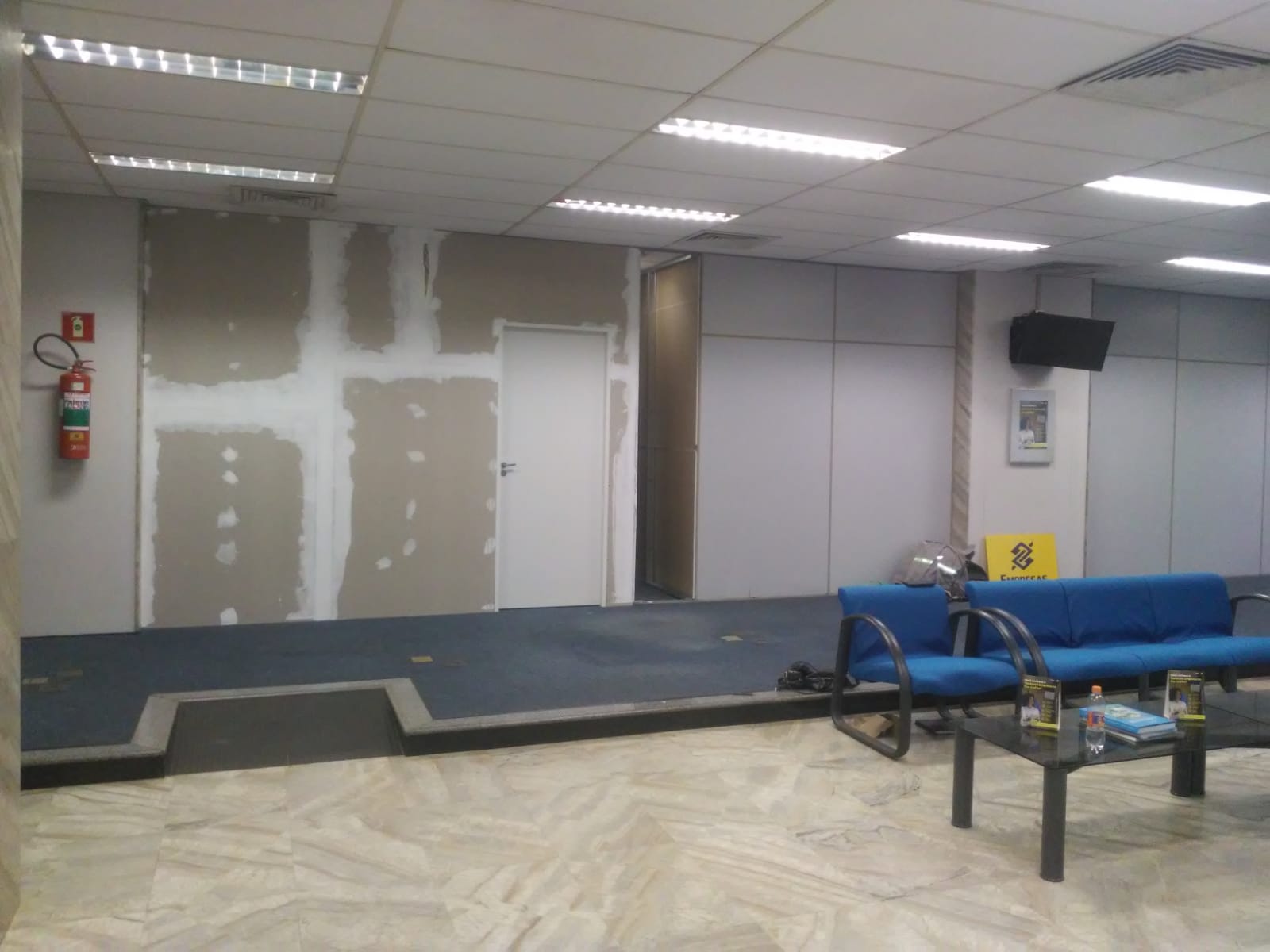Ambiente com paredes a serem tratadas e pintadas
